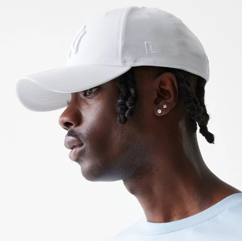 cappello new era total white