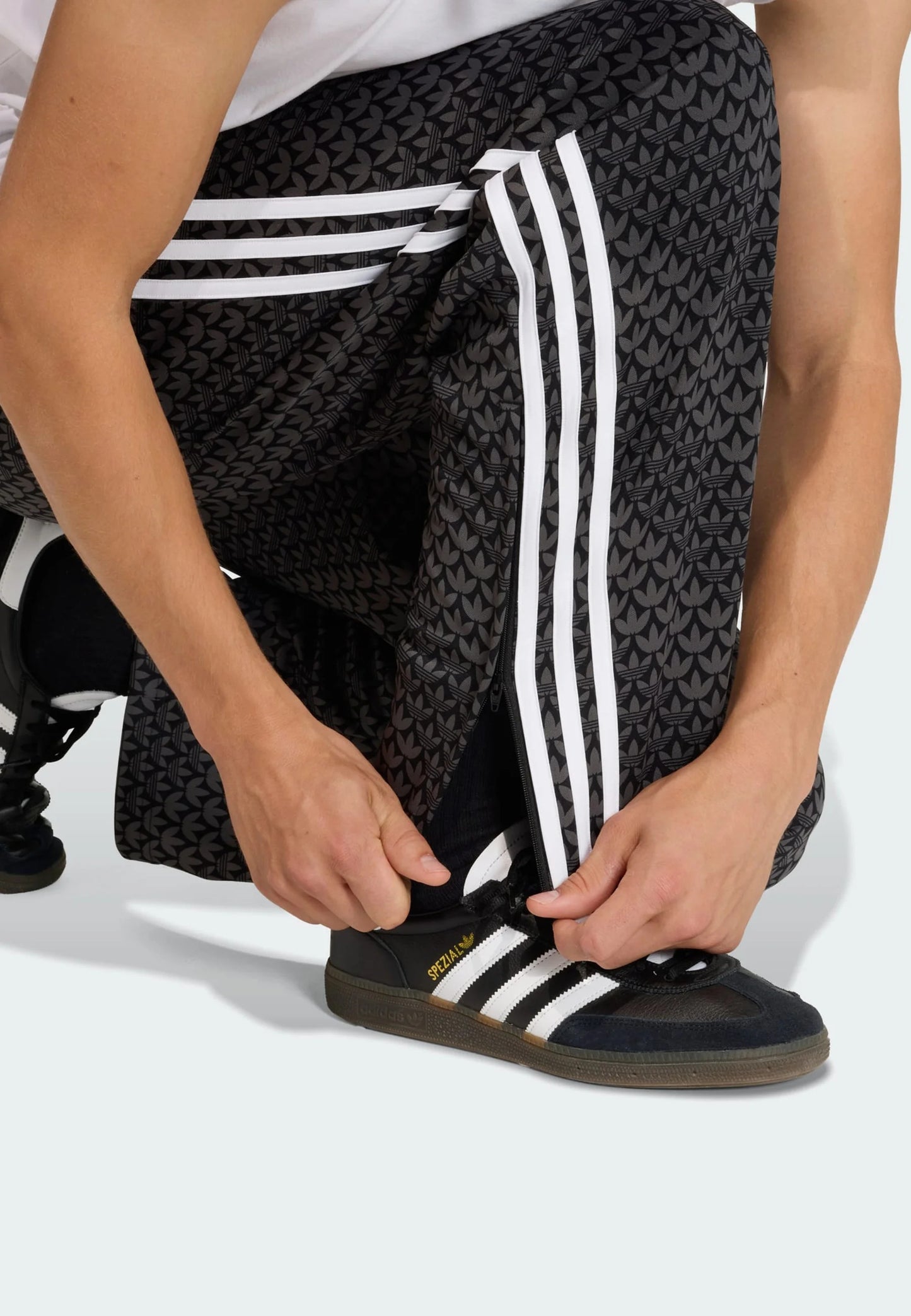 adidas- pantalone da allenamento con monogramma loose firebird uomo